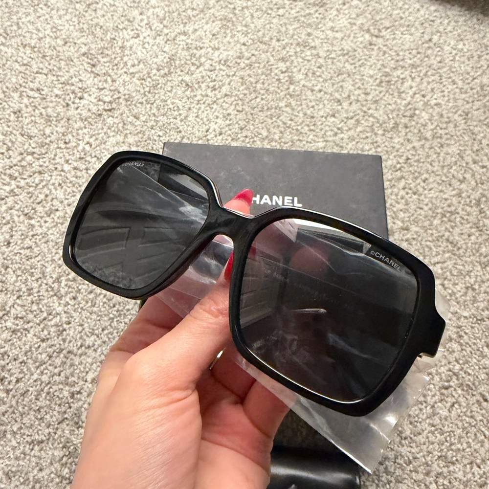 CHANEL like new full set Black Sunglasses - Picture 6 of 6